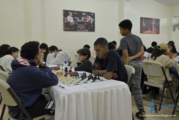 Partida en la primera mesa, sobre mantel blanco
