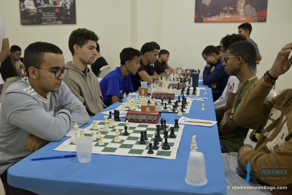 Jugadores en una larga fila de tableros