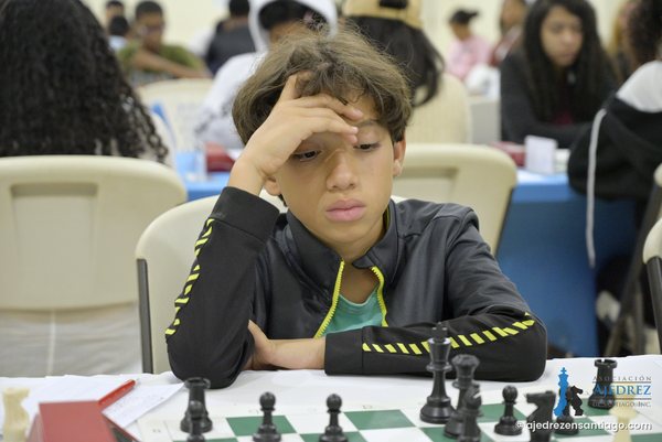 Un joven jugador concentrado en su partida