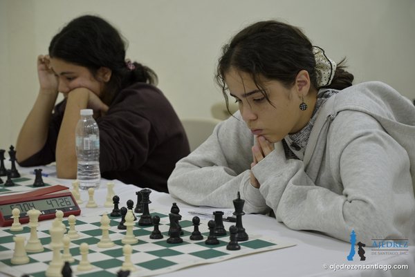 Una jugadora estudia la posición