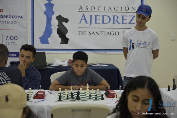Jugadores junto al letrero de la AAS