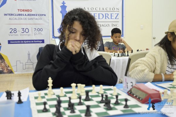 Una jugadora concentrada frente al letrero de la AAS