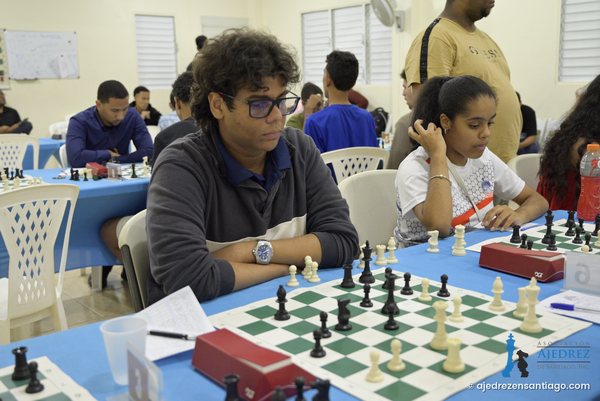 Un jugador con gafas durante su partida