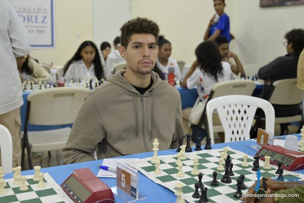 Un jugador sonríe ante el tablero