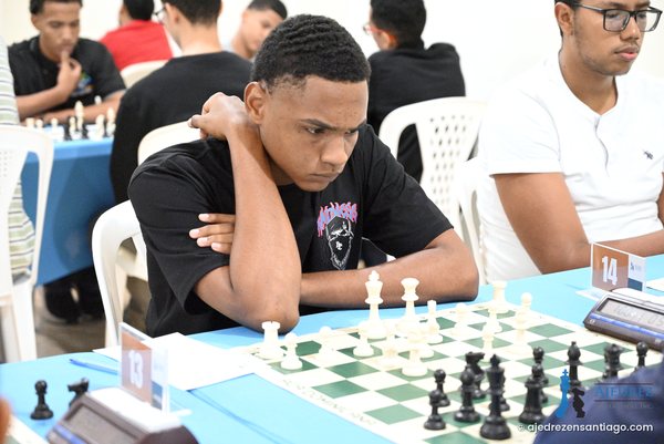 Jugador analizando en la mesa 14
