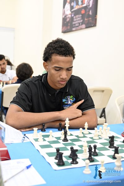 Jugador concentrado ante el tablero