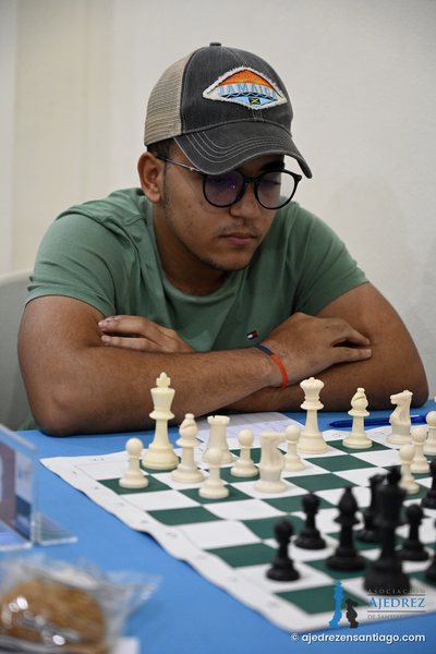 Jugador con gorra ante el tablero
