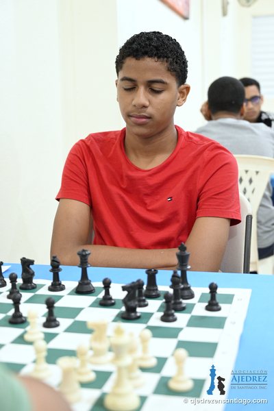 Jugador concentrado con las piezas negras
