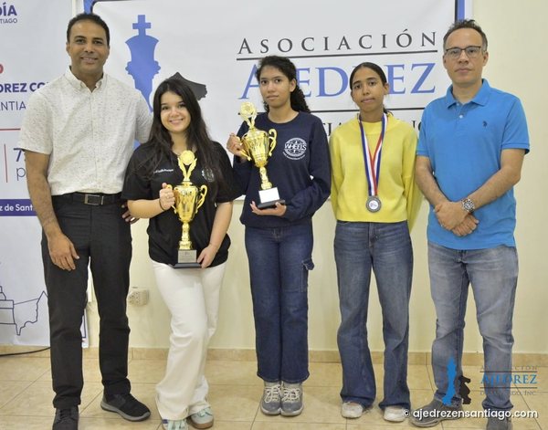 De izquierda a derecha: Willy González, presidente de la Federación Dominicana de Ajedrez (FDA); Crystal Castillo Henríquez; Esther Ramírez Beras; Damianny María Pérez Martínez, y Leonardo Rafael Estévez, presidente de la Asociación de Ajedrez de Santiago (AAS)