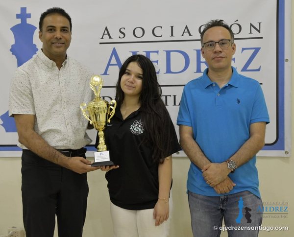 Crystal Castillo Henríquez recibe el trofeo de subcampeona