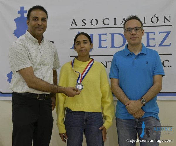 Damianny María Pérez Martínez recibe la medalla del tercer lugar