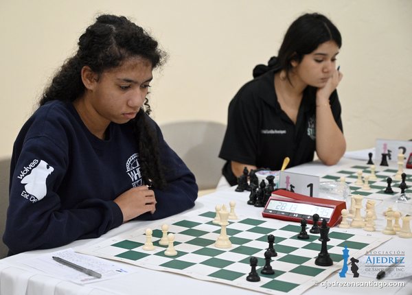 Esther Ramírez Beras en la mesa 1 del Femenino; a la derecha, Crystal Castillo Henríquez en la mesa 2
