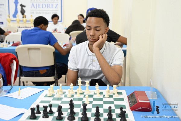 Jugador concentrado ante el tablero