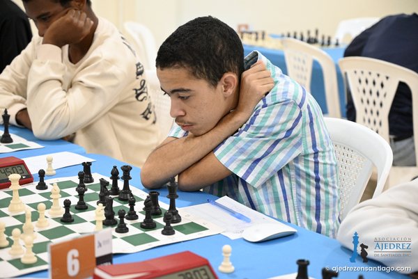 Dos jugadores concentrados en su partida