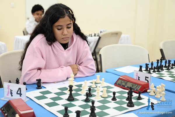 Jugadora concentrada ante el tablero
