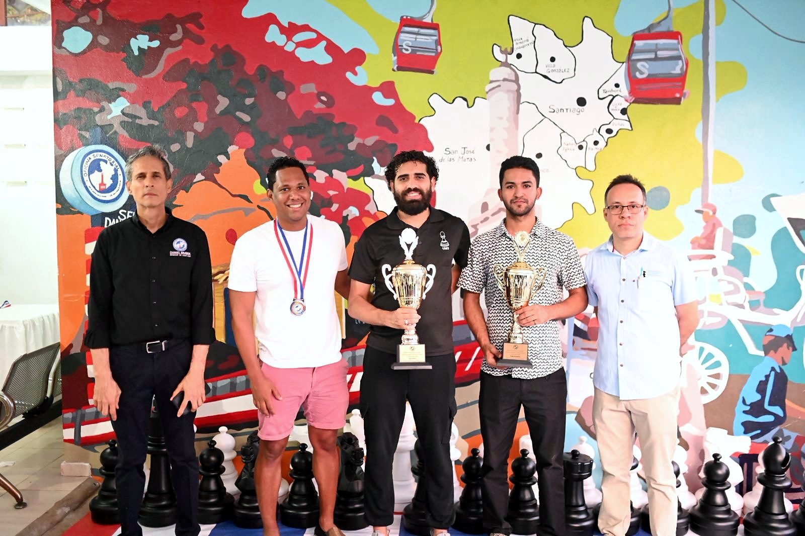 Ganadores del torneo con sus trofeos