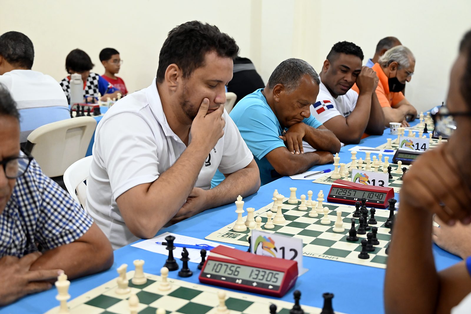 Jugadores en plena partida durante el torneo