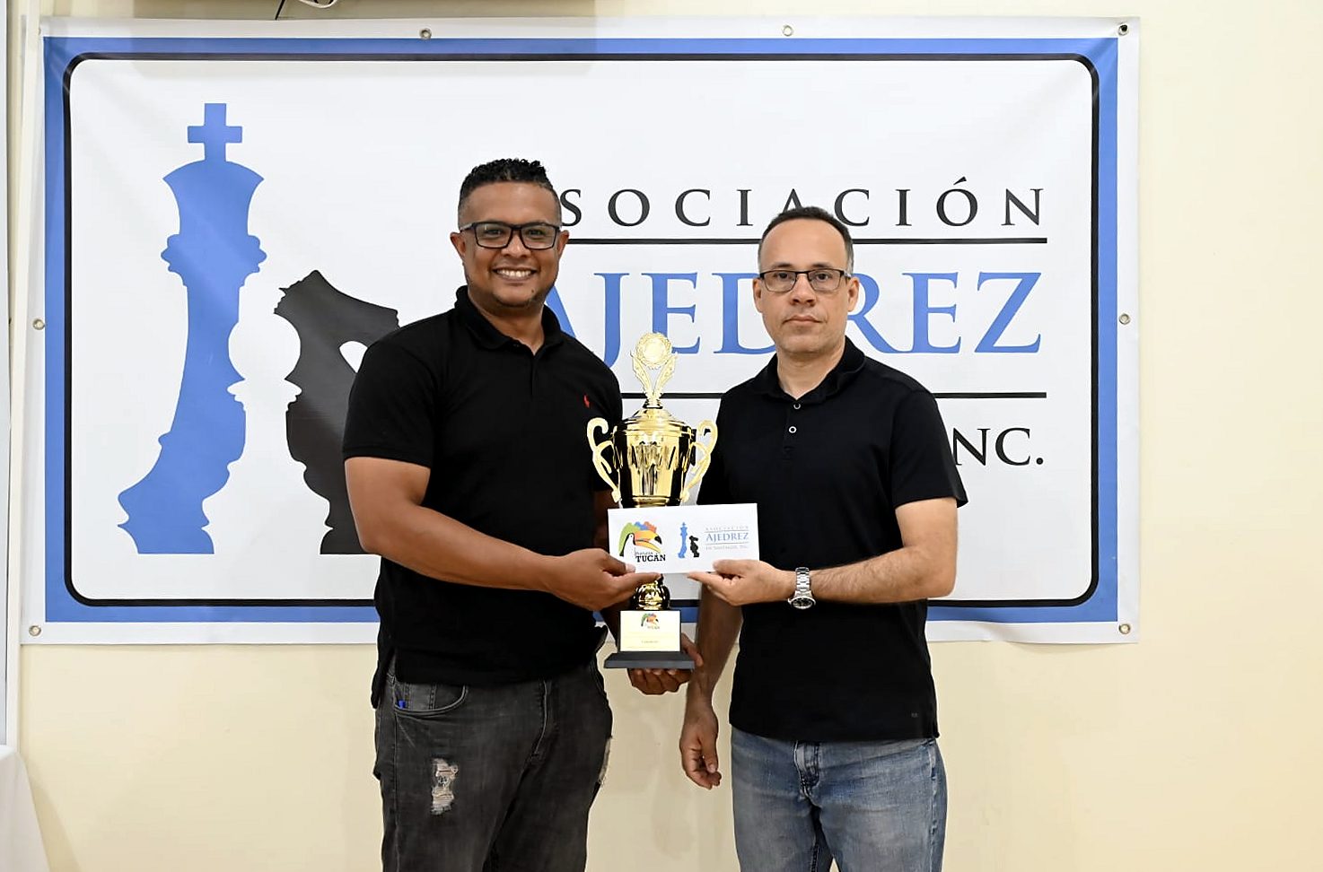 Entrega del trofeo de campeón