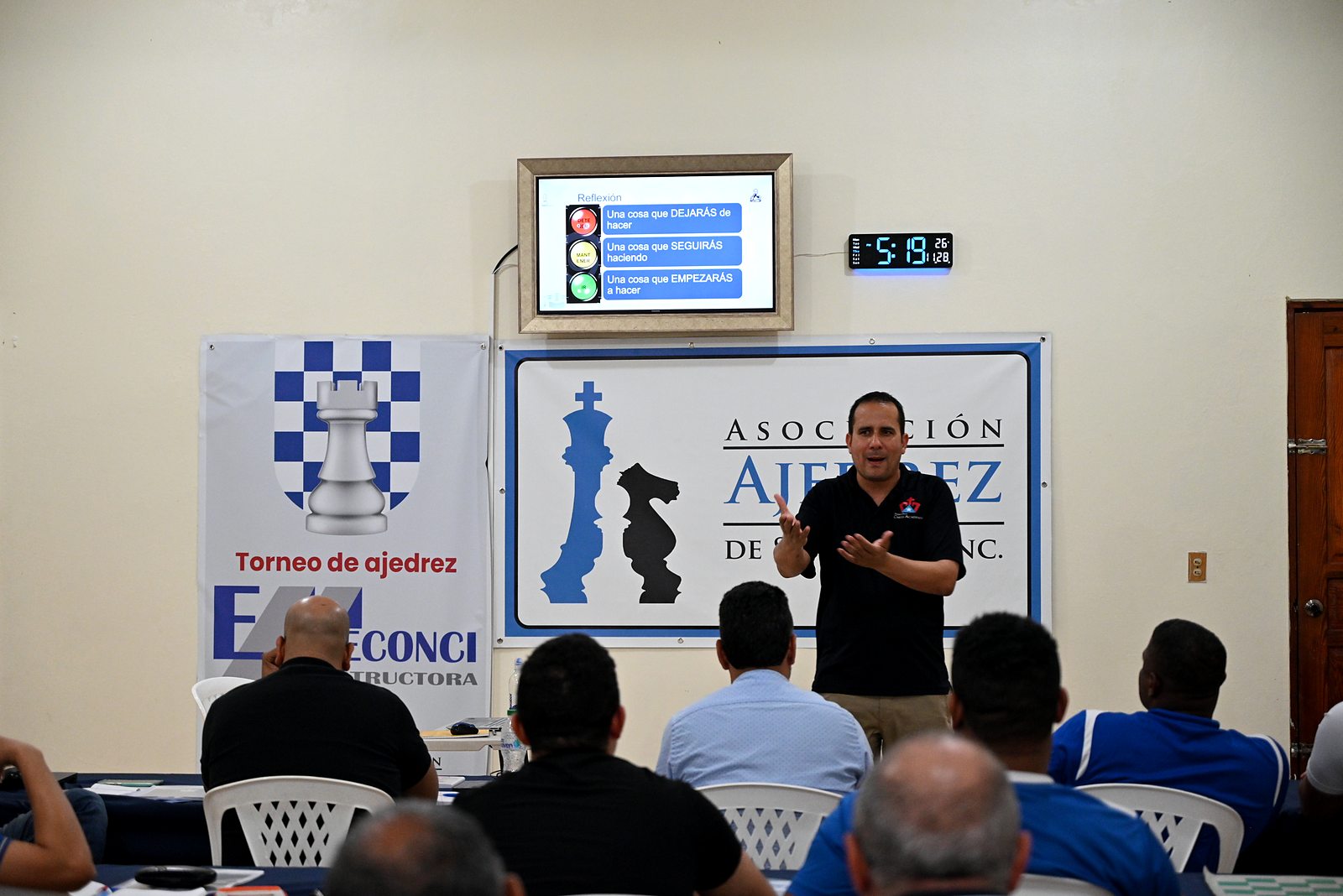El instructor escolar senior Francisco Cruz Arce durante una de las sesiones del curso en el local de la AAS