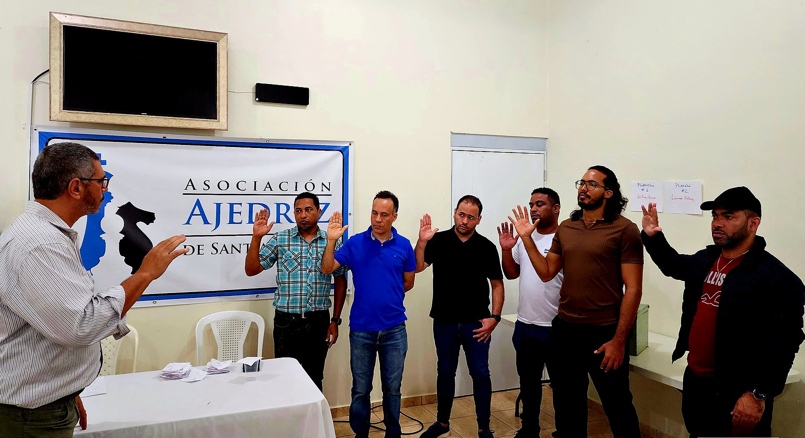 Emmanuel García Musa, de la Unión Deportiva de Santiago, juramenta a la nueva directiva de la AAS