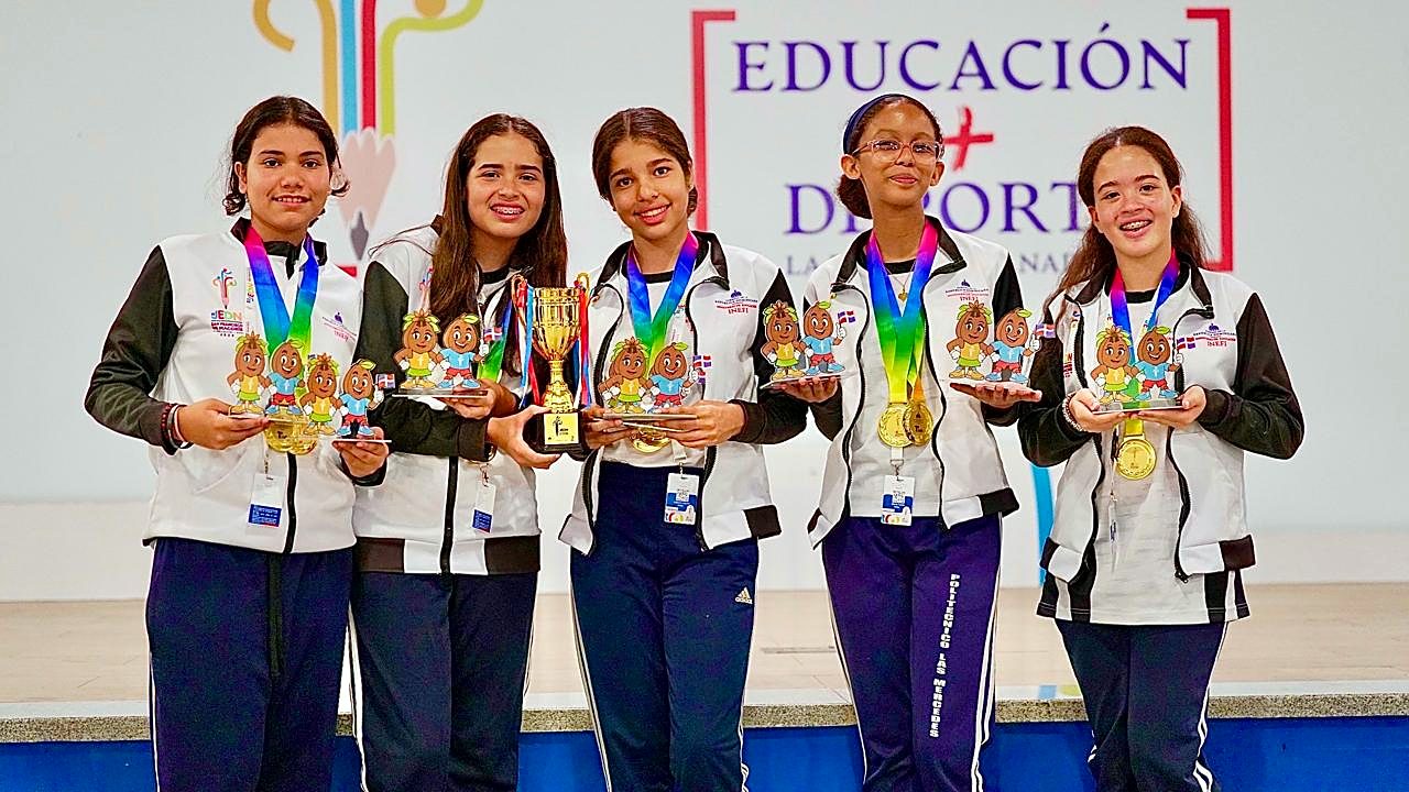 Equipo femenino con el trofeo y las medallas de oro