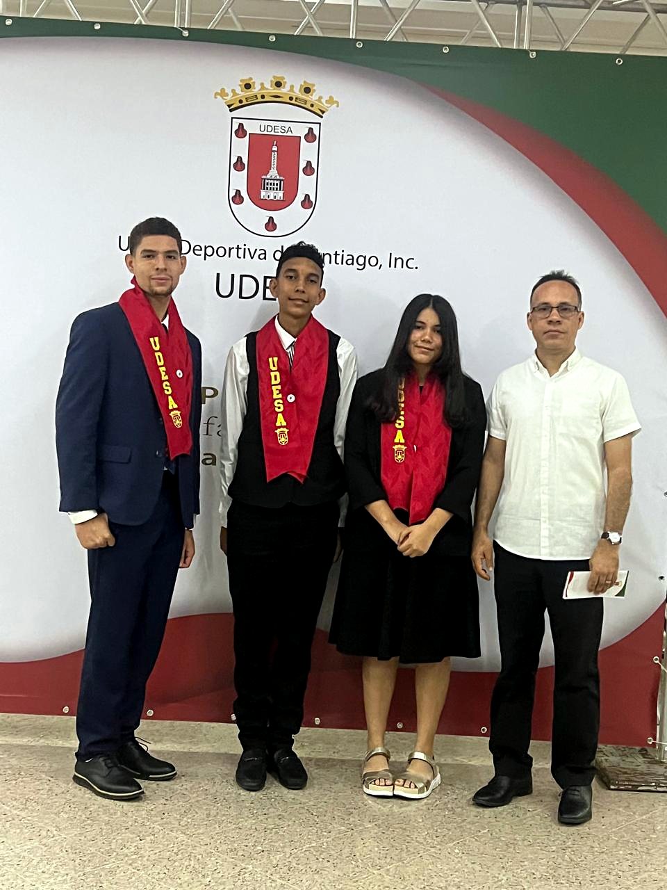 De izquierda a derecha: Emir Reynoso, Omar Rodríguez, Amelia Perrone y Leonardo Estévez, presidente de la AAS