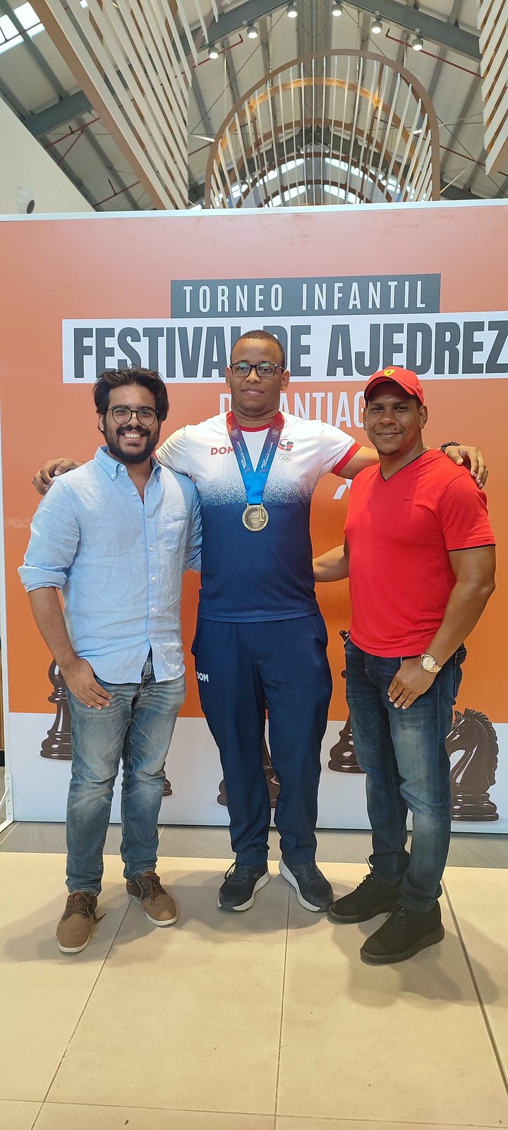 Josué Araujo con Cristofer Manuel Vargas y Leonel Sosa Arias