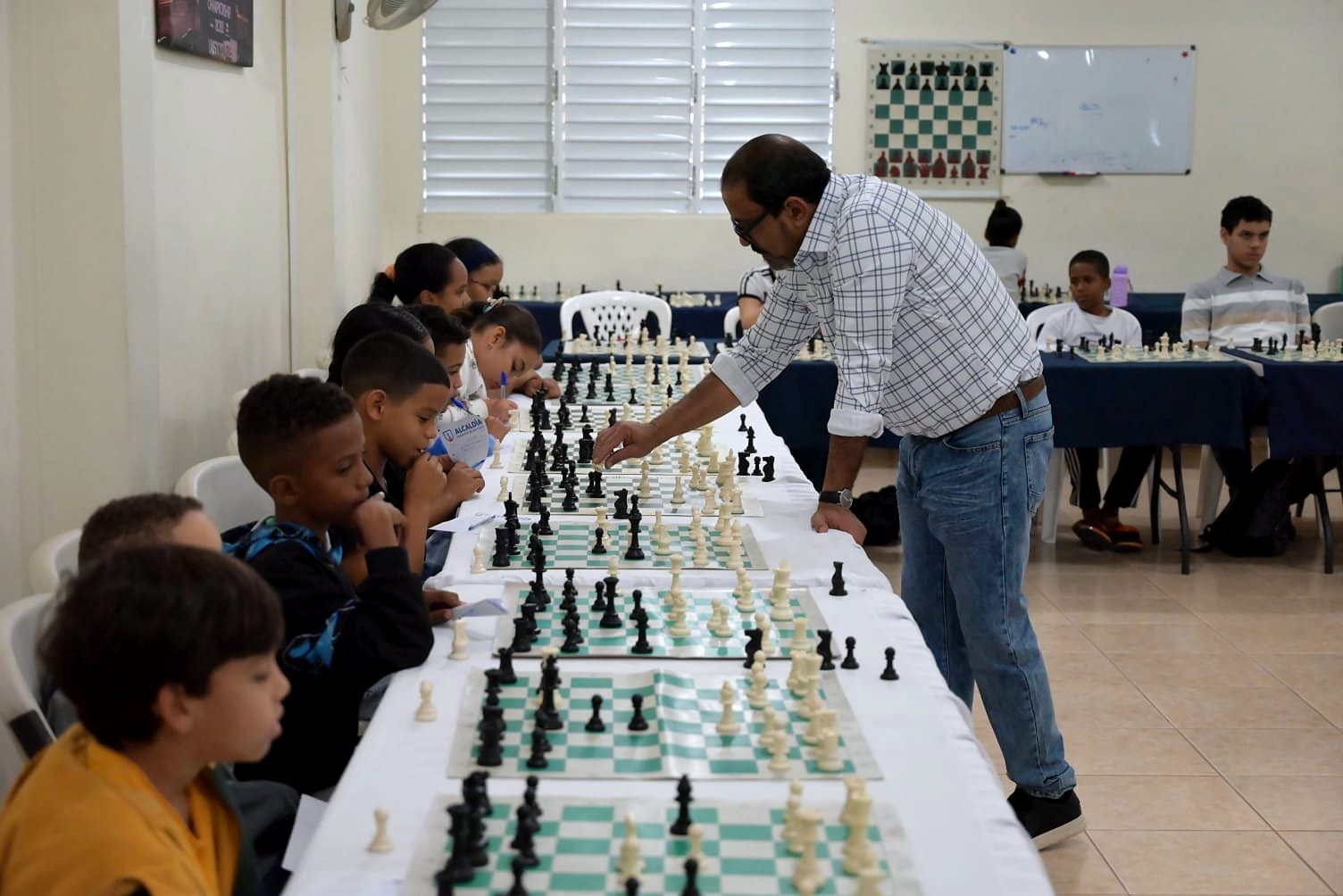 El MI José Manuel Domínguez realiza una jugada durante la simultánea