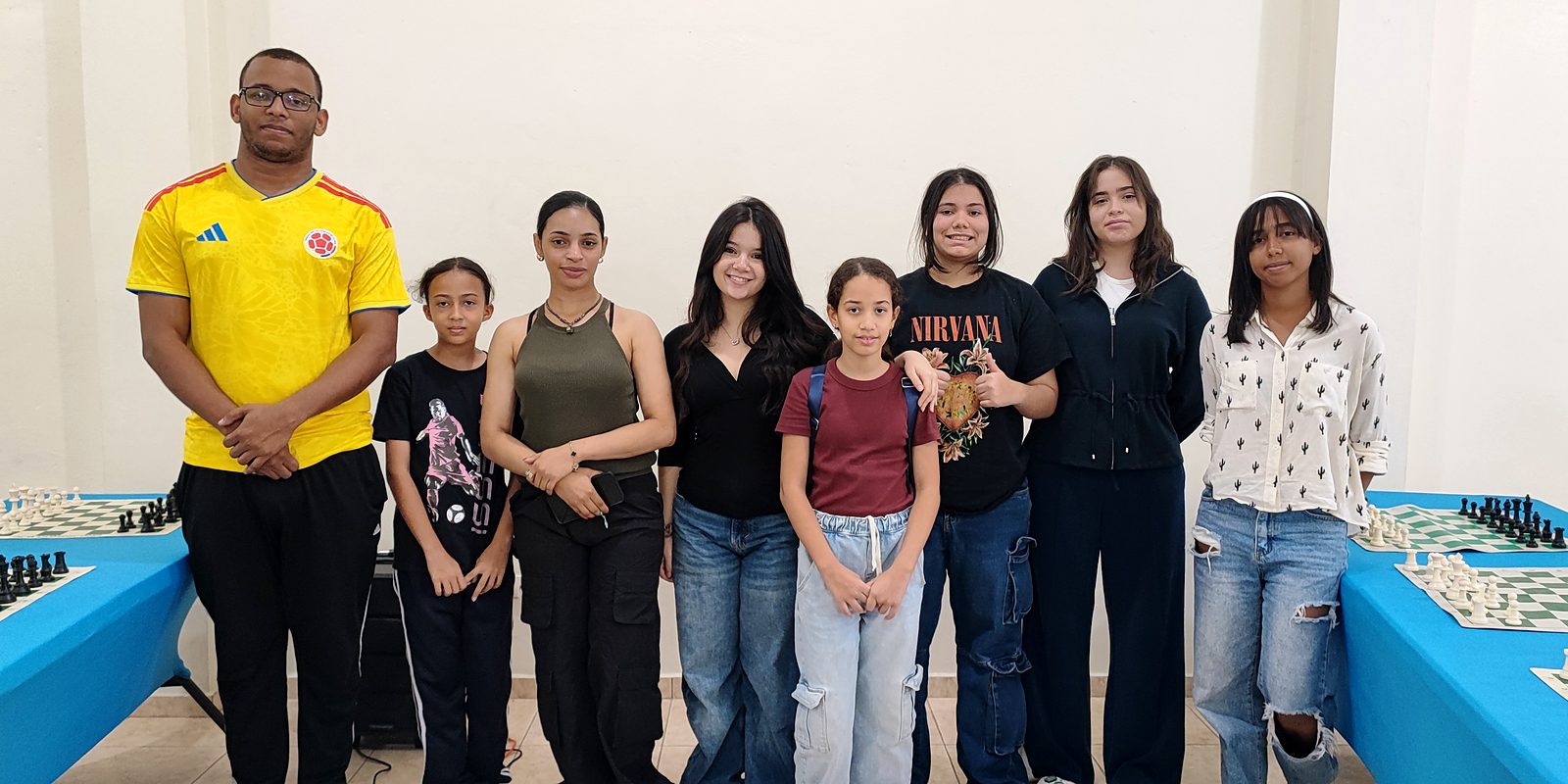 Participantes del programa Damas de Santiago junto al instructor