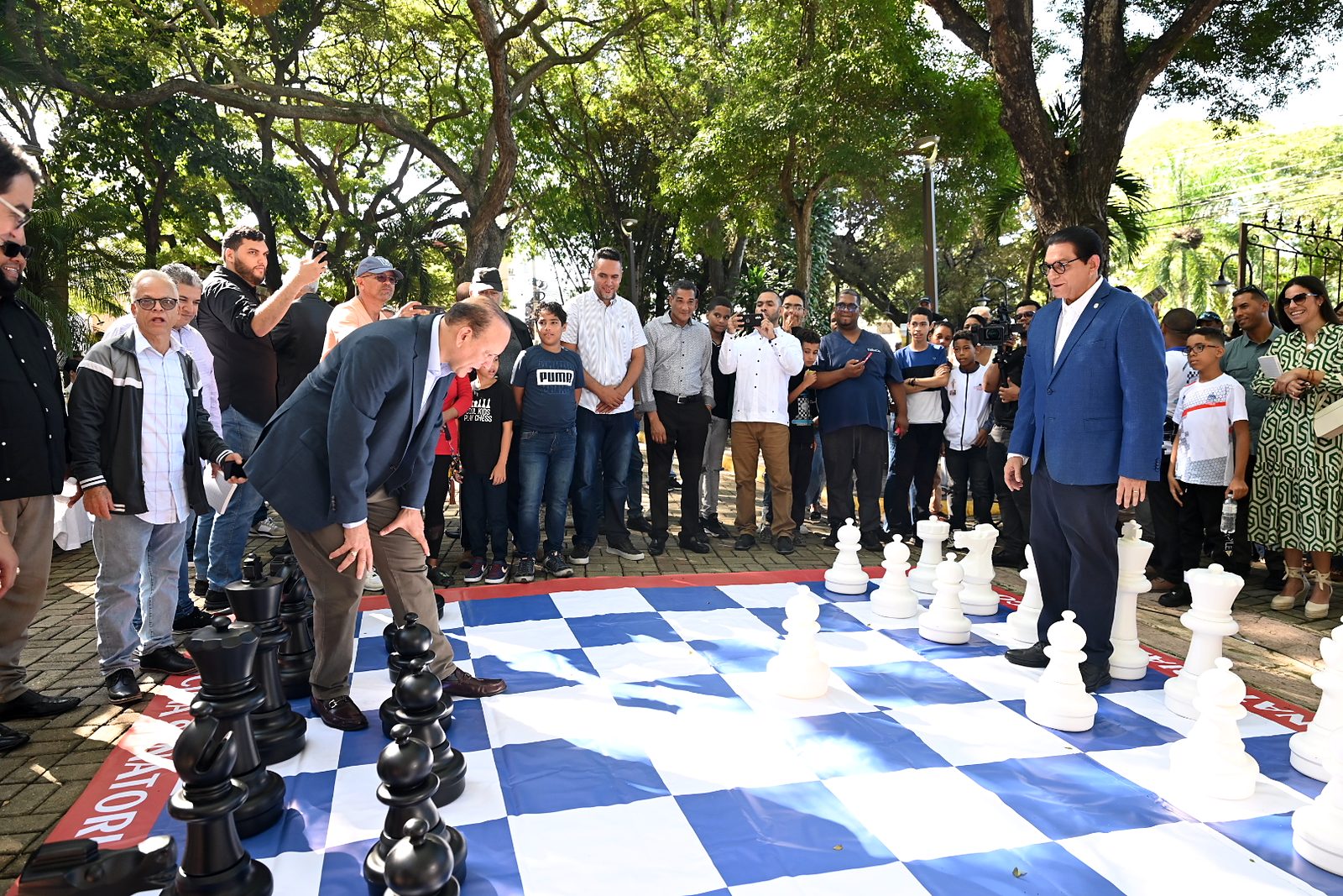 El alcalde Ulises Rodríguez y el senador Daniel Rivera juegan en el tablero gigante
