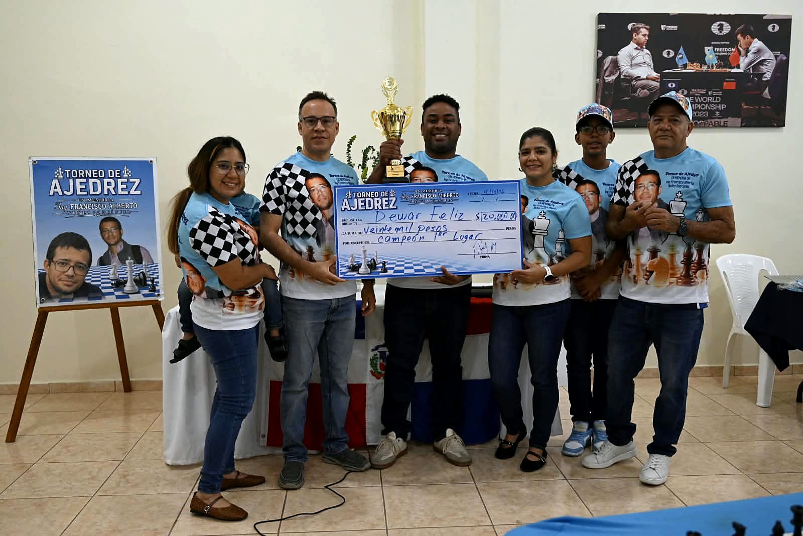 El campeón recibe el trofeo y el cheque del primer lugar