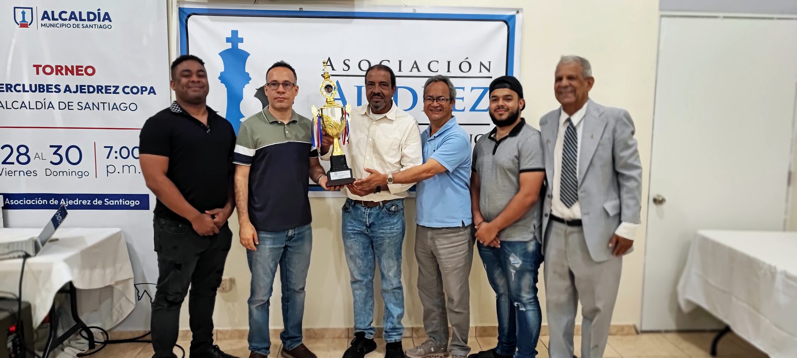 El MI José Manuel Domínguez recibe el trofeo de campeón de la categoría abierta